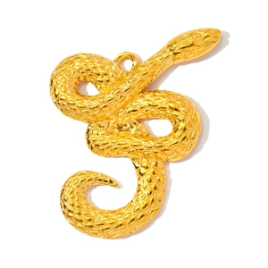 Vue macro d'un pendentif serpent doré avec des écailles détaillées et un anneau fixe