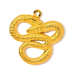 Vue détaillée d'un pendentif serpent doré avec écailles texturées et anneau rond