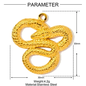 Détail macro du pendentif serpent en acier inoxydable doré avec texture et dimensions