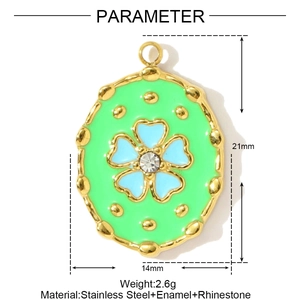 Detail van ovale groene emaille bloem hanger van roestvrij staal met maat 21 mm