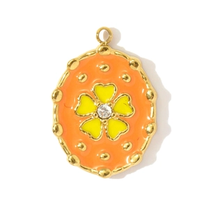 Detail van ovale oranje emaille hanger met gele bloem en glanzende strass-steen