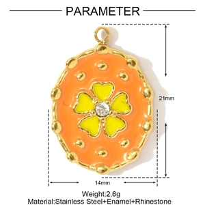 Detailweergave van een ovale oranje emaille hanger met gele bloem en strassteen