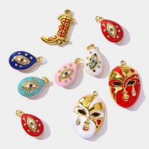 Détail du set de 9 breloques dorées avec pendentifs œil maléfique, masque et botte