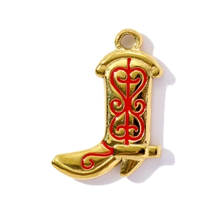 Vue détaillée d'un pendentif botte de cowboy dorée avec motifs de cœurs en émail rouge