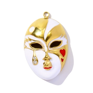 Détail du pendentif masque de Venise avec cœurs rouges, émail et larmes en cristal
