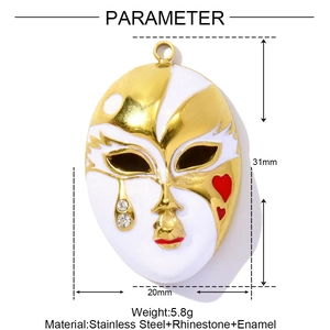 Détail du pendentif masque vénitien avec émail blanc, cœur rouge et strass sur acier