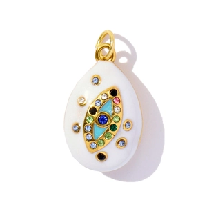 Détail du pendentif œil protecteur en forme de goutte avec cristaux colorés et dorure