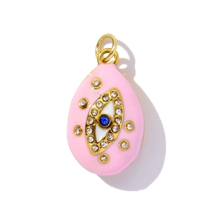Détail macro d'un pendentif œil maléfique en émail rose avec des pierres de zircon