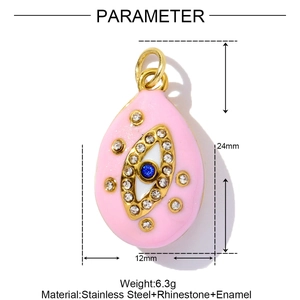 Vue détaillée de la taille et du poids d'un pendentif œil maléfique rose en acier