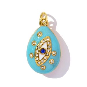 Vue détaillée du pendentif œil maléfique en forme de goutte d'eau dorée avec émail bleu