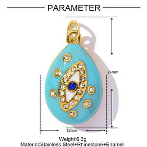 Détail du pendentif goutte œil maléfique en acier inoxydable avec émail bleu brillant