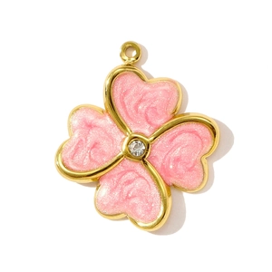 Detalle de un colgante de trébol rosa dorado con circón central para crear joyería