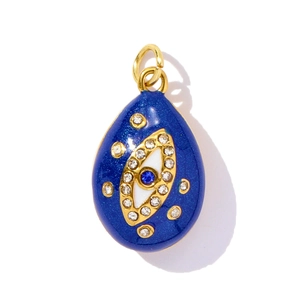 Détail du pendentif goutte œil maléfique bleu avec placage en or et cristaux