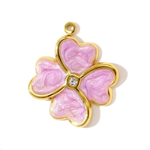 Detalle del colgante de trébol de cuatro hojas con esmalte rosa y cristal brillante