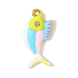 Détail d'un pendentif poisson coloré avec revêtement émail et œil en strass brillant