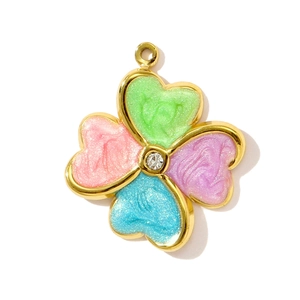 Colgante de trébol dorado de acero inoxidable con esmalte colorido y una gema central