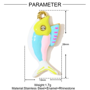 Détails du pendentif poisson en émail coloré avec dimensions 26mm x 13mm et poids 1,7g
