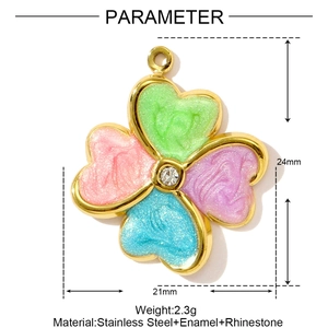 Detalle del colgante de trébol de corazón en esmalte de 24mm en acero inoxidable pulido
