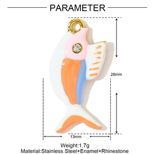 Détail du pendentif poisson en émail montrant les dimensions et le poids de 1,7g