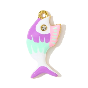 Vue détaillée du pendentif poisson en émail coloré avec une base en acier doré