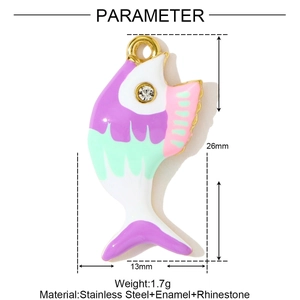 Détail macro du pendentif poisson émaillé violet et vert avec dimensions 26mm x 13mm