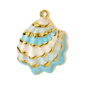 Vue détaillée du pendentif coquillage en émail bleu et blanc avec placage à l'or