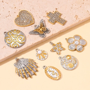 Ensemble de pendentifs bicolores or et argent en acier avec motifs cœur, fleur et croix