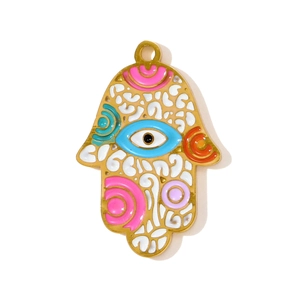 Detalle de un colgante Hamsa dorado con esmalte colorido y motivo central de ojo turco