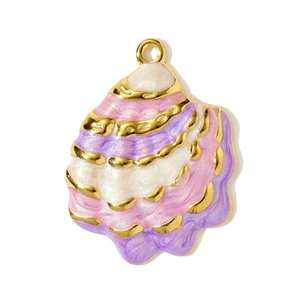 Détail du pendentif coquillage en émail avec rayures rose violet et bordure dorée