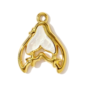 Détail du pendentif coquillage en acier titane doré inspiré de l'océan pour bijoux DIY