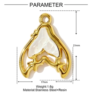 Vue détaillée du pendentif queue de poisson en acier inoxydable doré de 21mm x 17mm