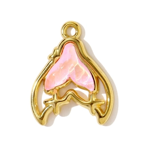 Gros plan détaillé d'un pendentif coquillage doré avec finition émail rose irisé