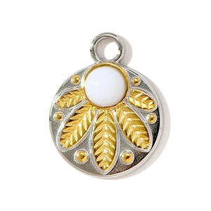 Vue macro du pendentif bicolore en acier inoxydable avec relief plume dorée et nacre