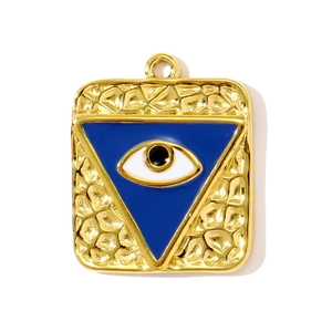 Detalle de colgante cuadrado dorado con textura martillada y esmalte de ojo azul