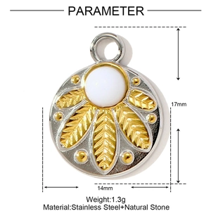 Détail macro d'un pendentif rond de 17 mm en acier inoxydable avec pierre blanche et plumes dorées