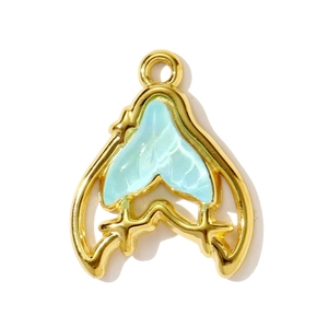 Détail du pendentif queue de sirène en acier titane doré avec nacre bleue