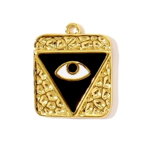 Detalle de colgante cuadrado dorado con motivo de ojo y acabado con textura de pepita