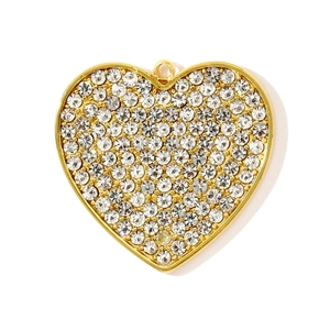 Vue macro d'un pendentif en forme de cœur plaqué or avec strass transparents sertis pavé