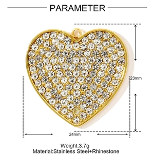 Vue détaillée du pendentif en forme de cœur avec strass, largeur 24mm et poids 3,7g