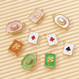 Détail de pendentifs trèfle émaillé et chapeau de cow-boy pour création de bijoux
