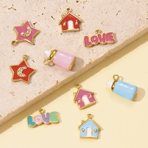 Makroaufnahme bunter Emaille-Anhänger in Stern- und Hausform für DIY-Schmuck