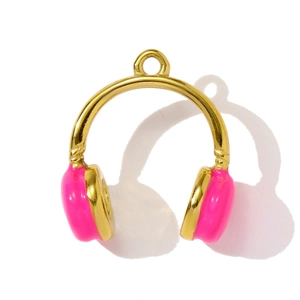 Detailansicht eines goldenen Kopfhörer-Anhängers mit pinker Emaille für DIY-Schmuck