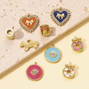 Detaillierte Nahaufnahme von Emaille-Herz-, Kaffee- und Donut-Anhängern für DIY-Schmuck