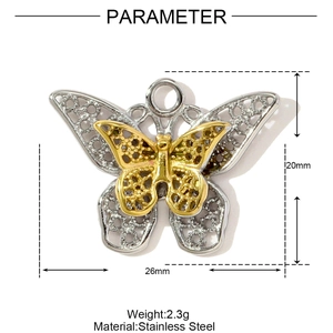 Détail du pendentif papillon bicolore en acier inoxydable, dimensions 26x20 mm
