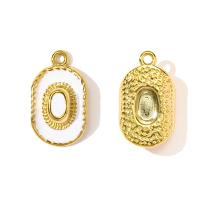 Détail montrant l'avant et l'arrière de charms trèfle dorés avec émail blanc et texture