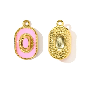 Pendentif trèfle en émail rose et acier doré présentant les vues avant et arrière