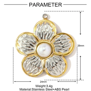 Détail macro d'un pendentif fleur en acier bicolore avec perle et bordure dorée