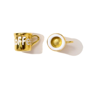 Detailansicht goldener Kaffeetassen-Anhänger mit Coffee-Schriftzug und weißem Rand