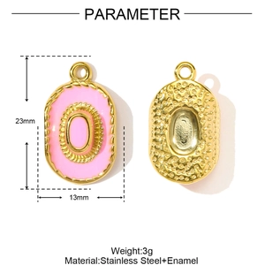 Détail du pendentif ovale en émail rose avec dimensions 23mm par 13mm en acier