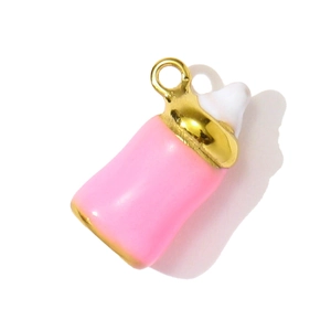 Detailansicht eines rosa Emaille-Babyflaschen-Anhängers mit goldfarbener Aufhängeschleife